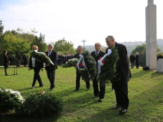 Nemzeti gyásznap a forradalmi emlékműnél - fotó: 