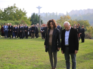 Nemzeti gyásznap a forradalmi emlékműnél - fotó: 