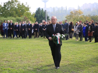 Nemzeti gyásznap a forradalmi emlékműnél - fotó: 