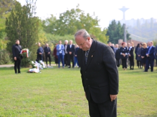 Nemzeti gyásznap a forradalmi emlékműnél - fotó: 