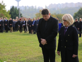 Nemzeti gyásznap a forradalmi emlékműnél - fotó: 