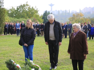 Nemzeti gyásznap a forradalmi emlékműnél - fotó: 