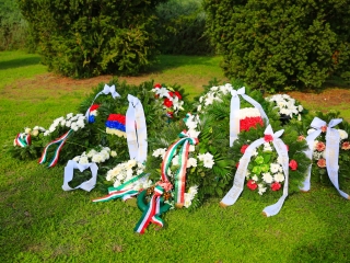 Nemzeti gyásznap a forradalmi emlékműnél - fotó: 