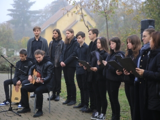 Megemlékezés a kopjafánál, ünnep a Bartókban - fotó: 