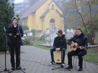 Megemlékezés a kopjafánál, ünnep a Bartókban - fotó: 