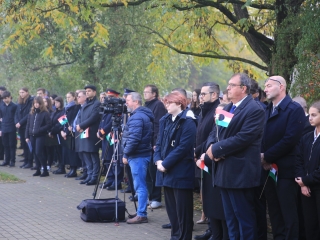 Megemlékezés a kopjafánál, ünnep a Bartókban - fotó: 