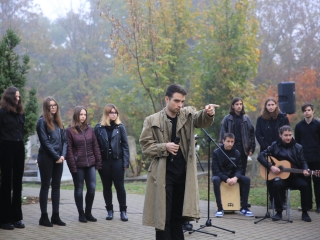 Megemlékezés a kopjafánál, ünnep a Bartókban - fotó: 