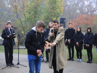 Megemlékezés a kopjafánál, ünnep a Bartókban - fotó: 