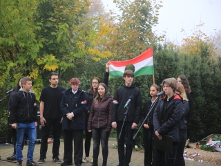 Megemlékezés a kopjafánál, ünnep a Bartókban - fotó: 