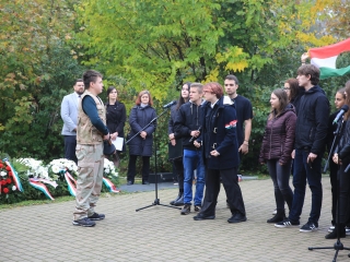 Megemlékezés a kopjafánál, ünnep a Bartókban - fotó: 