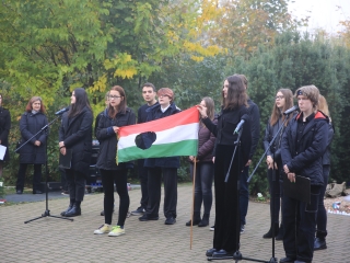 Megemlékezés a kopjafánál, ünnep a Bartókban - fotó: 