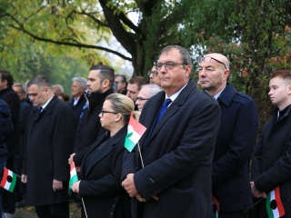 Megemlékezés a kopjafánál, ünnep a Bartókban - fotó: 