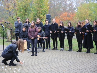 Megemlékezés a kopjafánál, ünnep a Bartókban - fotó: 