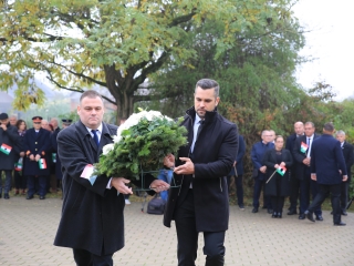 Megemlékezés a kopjafánál, ünnep a Bartókban - fotó: 