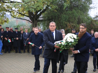 Megemlékezés a kopjafánál, ünnep a Bartókban - fotó: 