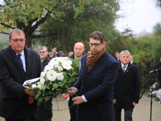 Megemlékezés a kopjafánál, ünnep a Bartókban - fotó: 