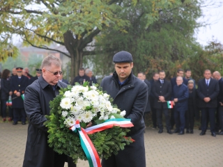 Megemlékezés a kopjafánál, ünnep a Bartókban - fotó: 