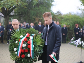 Megemlékezés a kopjafánál, ünnep a Bartókban - fotó: 