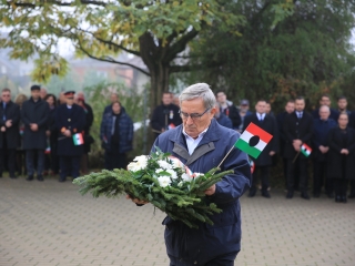 Megemlékezés a kopjafánál, ünnep a Bartókban - fotó: 