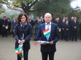 Megemlékezés a kopjafánál, ünnep a Bartókban - fotó: 