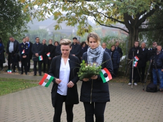 Megemlékezés a kopjafánál, ünnep a Bartókban - fotó: 