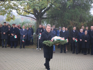 Megemlékezés a kopjafánál, ünnep a Bartókban - fotó: 