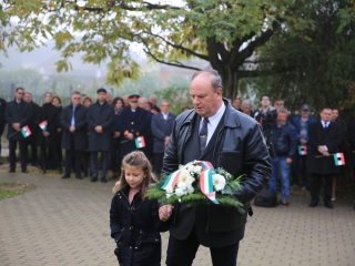 Megemlékezés a kopjafánál, ünnep a Bartókban - fotó: 