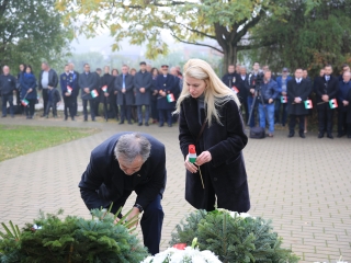 Megemlékezés a kopjafánál, ünnep a Bartókban - fotó: 