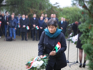 Megemlékezés a kopjafánál, ünnep a Bartókban - fotó: 