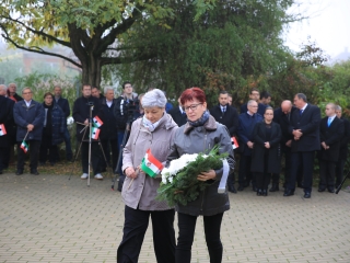 Megemlékezés a kopjafánál, ünnep a Bartókban - fotó: 