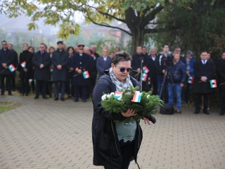 Megemlékezés a kopjafánál, ünnep a Bartókban - fotó: 