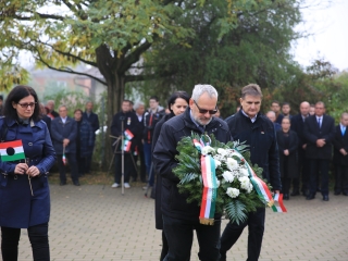 Megemlékezés a kopjafánál, ünnep a Bartókban - fotó: 