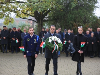 Megemlékezés a kopjafánál, ünnep a Bartókban - fotó: 