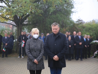 Megemlékezés a kopjafánál, ünnep a Bartókban - fotó: 