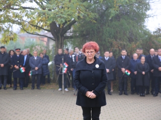 Megemlékezés a kopjafánál, ünnep a Bartókban - fotó: 