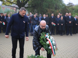 Megemlékezés a kopjafánál, ünnep a Bartókban - fotó: 