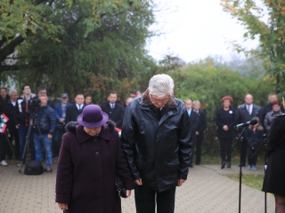 Megemlékezés a kopjafánál, ünnep a Bartókban - fotó: 