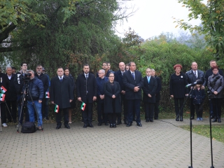 Megemlékezés a kopjafánál, ünnep a Bartókban - fotó: 