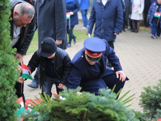 Megemlékezés a kopjafánál, ünnep a Bartókban - fotó: 