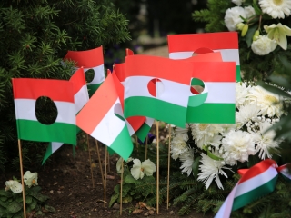 Megemlékezés a kopjafánál, ünnep a Bartókban - fotó: 