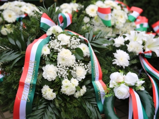 Megemlékezés a kopjafánál, ünnep a Bartókban - fotó: 