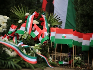 Megemlékezés a kopjafánál, ünnep a Bartókban - fotó: 