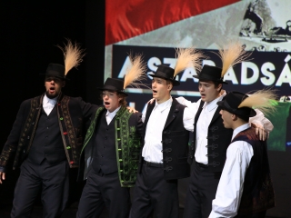 Megemlékezés a kopjafánál, ünnep a Bartókban - fotó: 