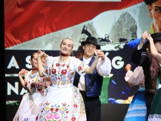 Megemlékezés a kopjafánál, ünnep a Bartókban - fotó: 