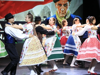 Megemlékezés a kopjafánál, ünnep a Bartókban - fotó: 