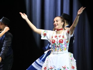 Megemlékezés a kopjafánál, ünnep a Bartókban - fotó: 