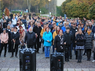 Fáklyás és mécseses felvonulás a pedagógusainkért - fotó: 