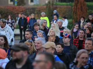 Fáklyás és mécseses felvonulás a pedagógusainkért - fotó: 