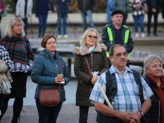 Fáklyás és mécseses felvonulás a pedagógusainkért - fotó: 