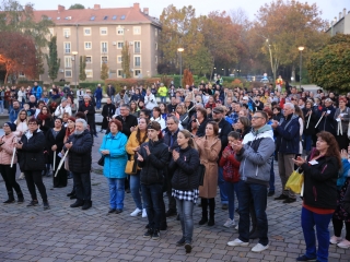 Fáklyás és mécseses felvonulás a pedagógusainkért - fotó: 